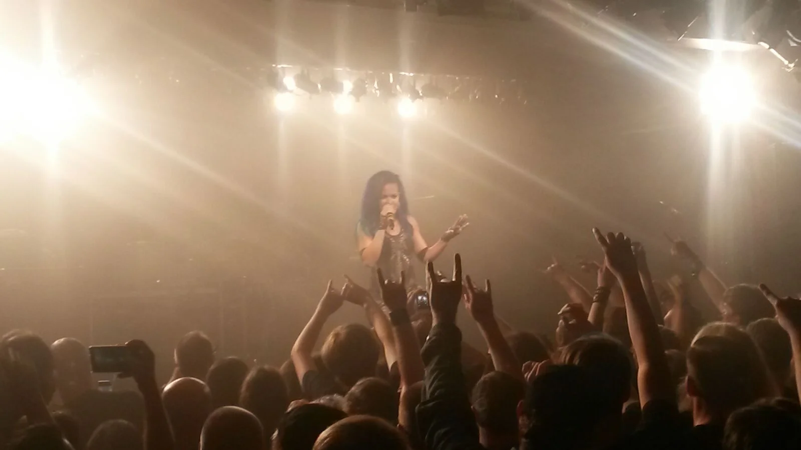 Blaues Feuer im Club: Arch Enemy fegen durch das Colos-Saal