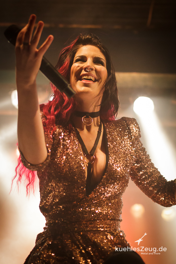 Schweres Orchester im güldenen Kleidchen: Delain, Evergrey und Kobra and the Lotus im Backstage