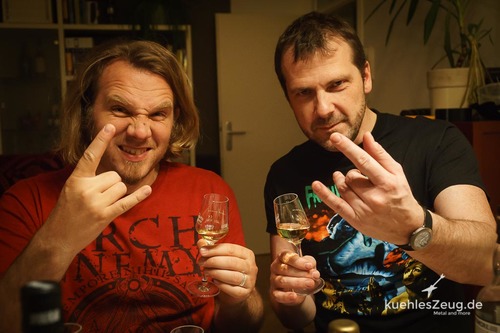 1 Jahr kuheleszeug.... Darauf stoßen wir an ...