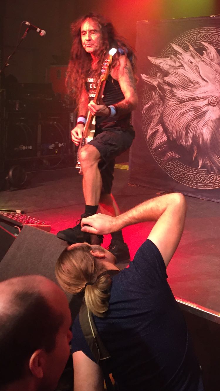 Bei der Arbeit - zu Füssen von Meister STeve Harris