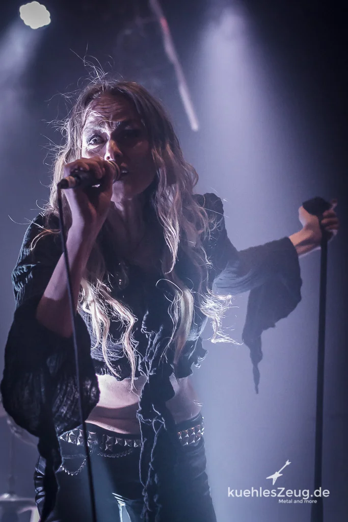 Fröhliches Frauen Festival: Amberian Dawn, Diabulus in Musica, Crimson Sun und Hydra bezirzen das Backstage