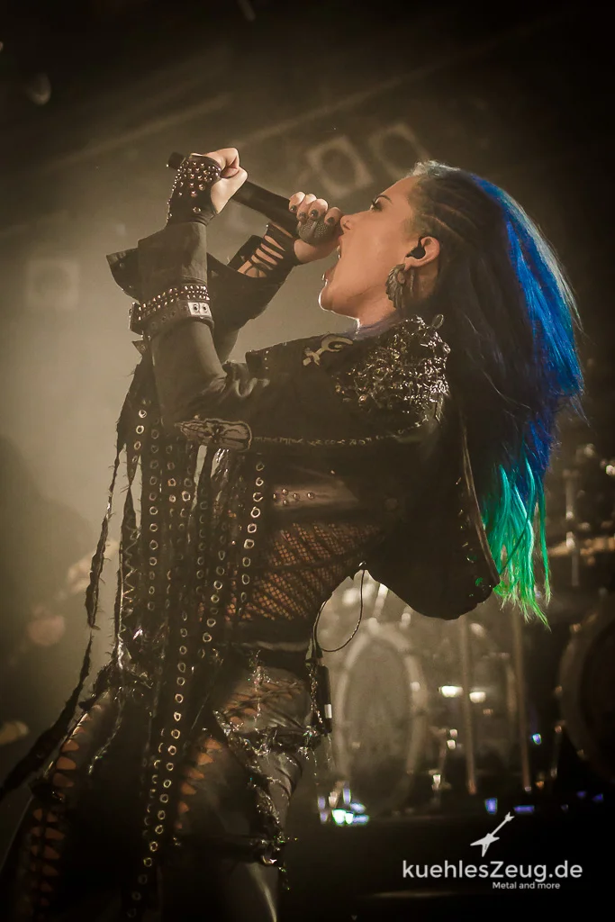 Brennende Bühnen, Sauerstoff und farbige Haare: Arch Enemy, Lacuna Coil und The Haunted zündeln im Backstage