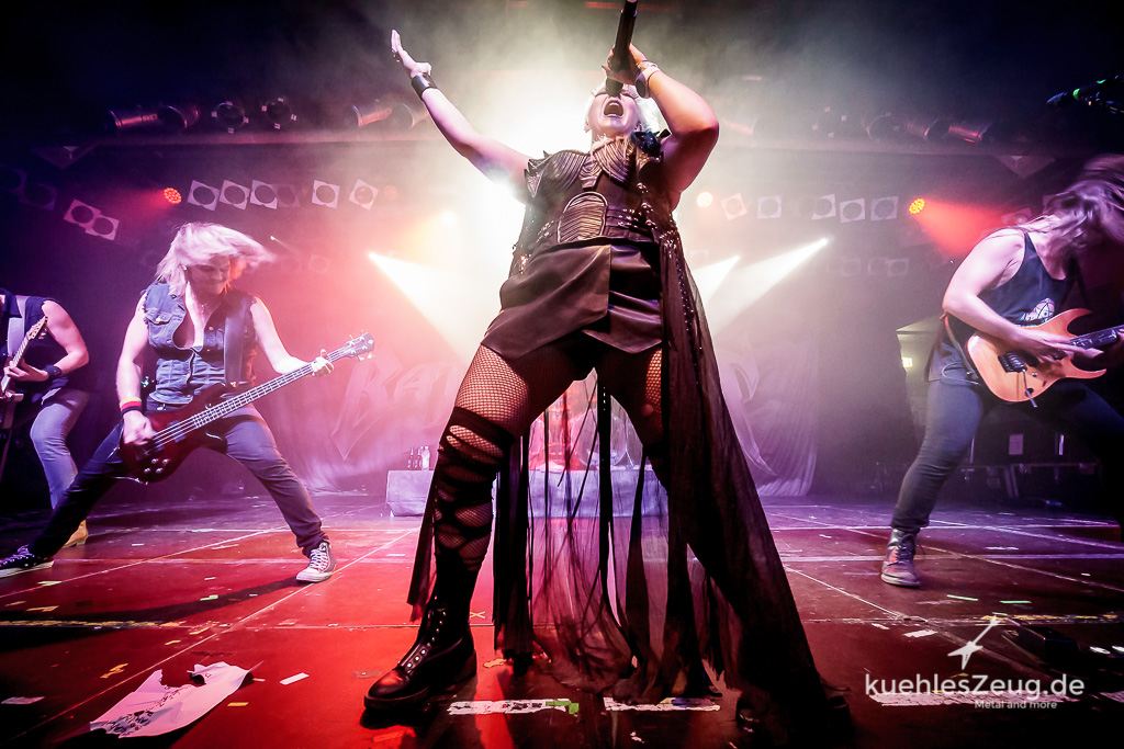 Finnische Sauna mit Kuhglocken: wir schwitzen mit Battle Beast, Tuxedoo und Null Positiv