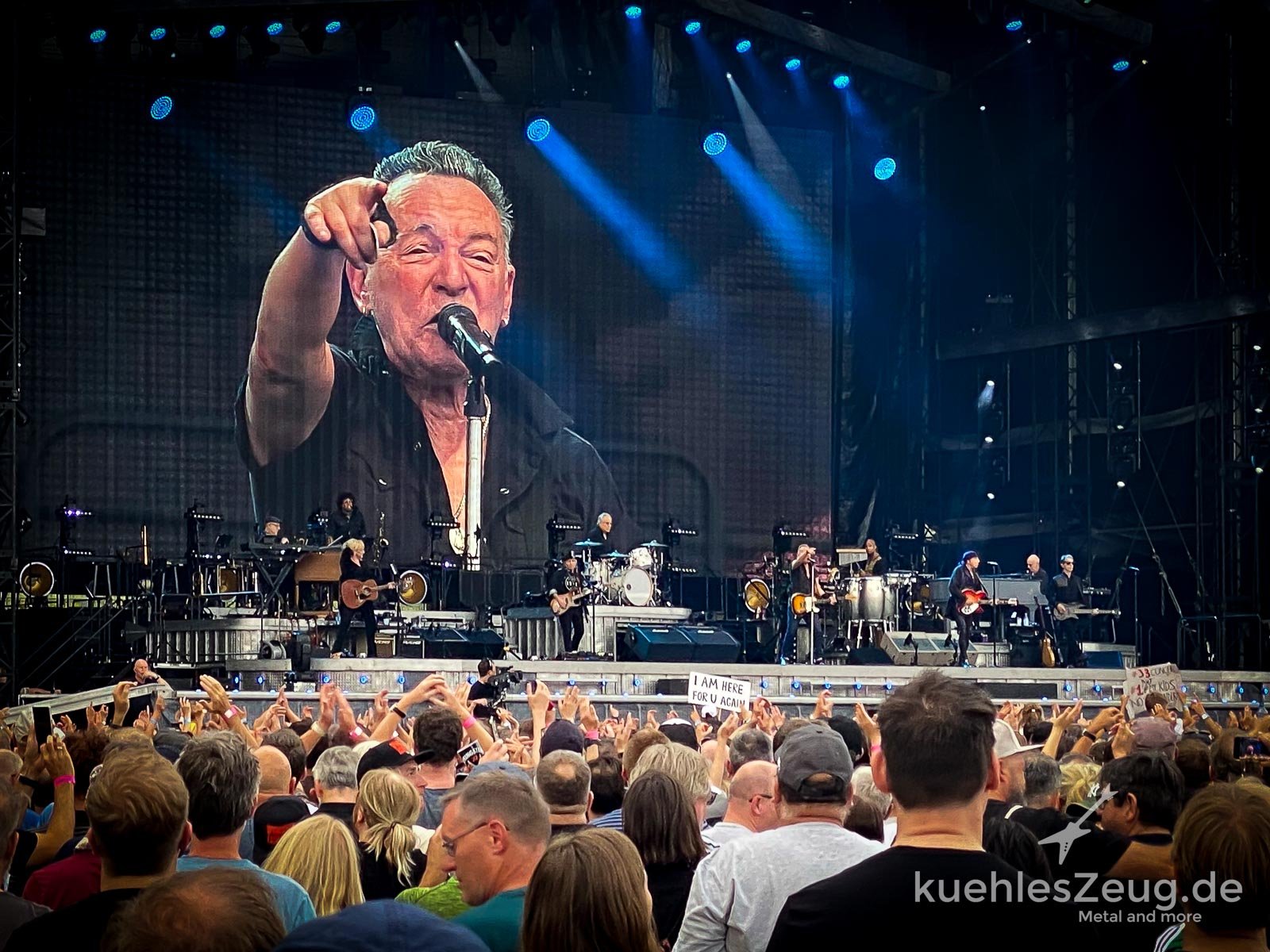Original mit Untertiteln: Bruce Springsteen schüttelt Hände im Wanderzirkus