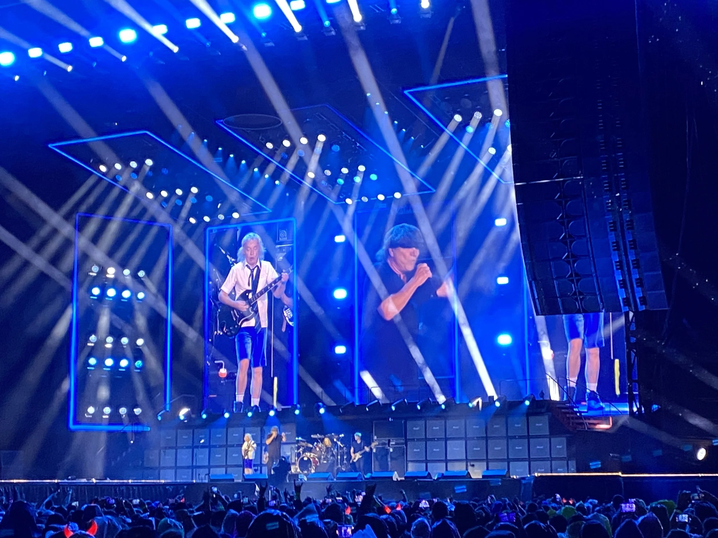 Einmal aufladen, bitte: wir stöpseln uns ein mit AC/DC