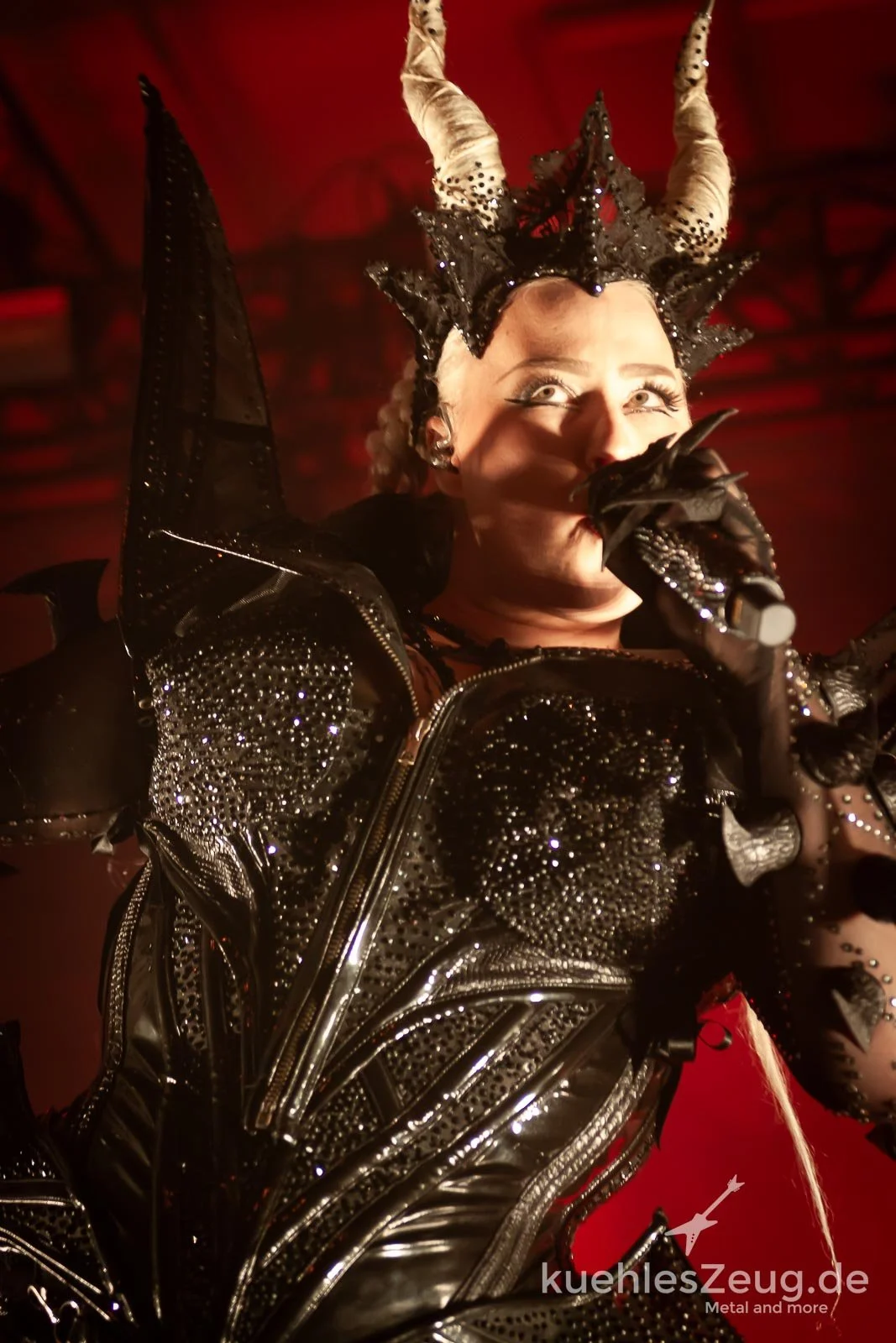 Mit der Sonnenbrille in die Zeitmaschine: wir blättern im Kalender mit Battle Beast, Dominum und Majestica