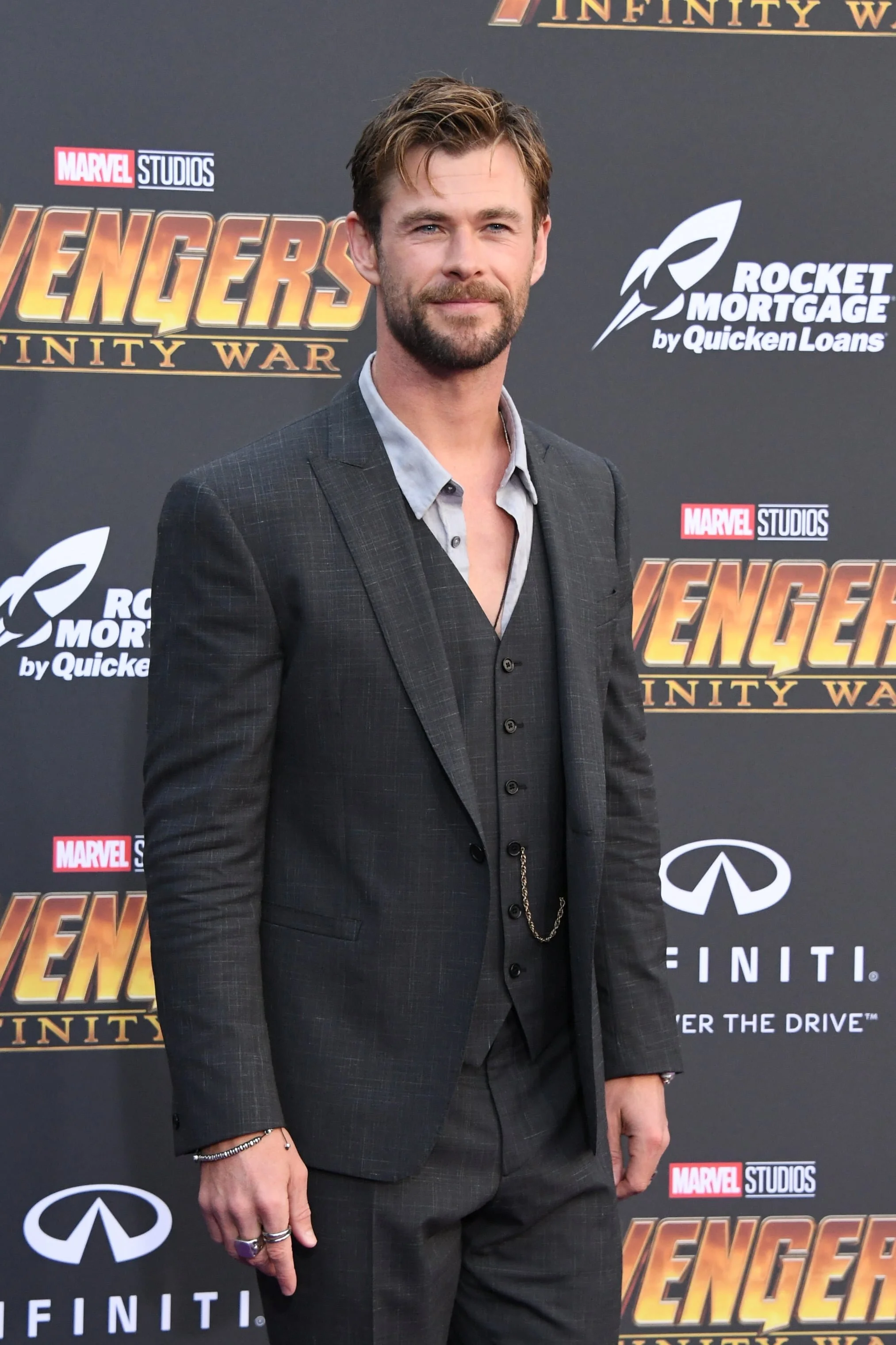 chris hemsworth avengers premiere 02.jpg
