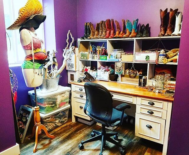 New studio, WHO DIS?! My art space is complete 🙌 AND I know where everyyyything is. I'm talkin fabric, seed pods, lace, leather work, paint, spray paint, power tools, driftwood, cowgirl boots, barn wood, bones, shells, feathers, beads, rhinestones, 