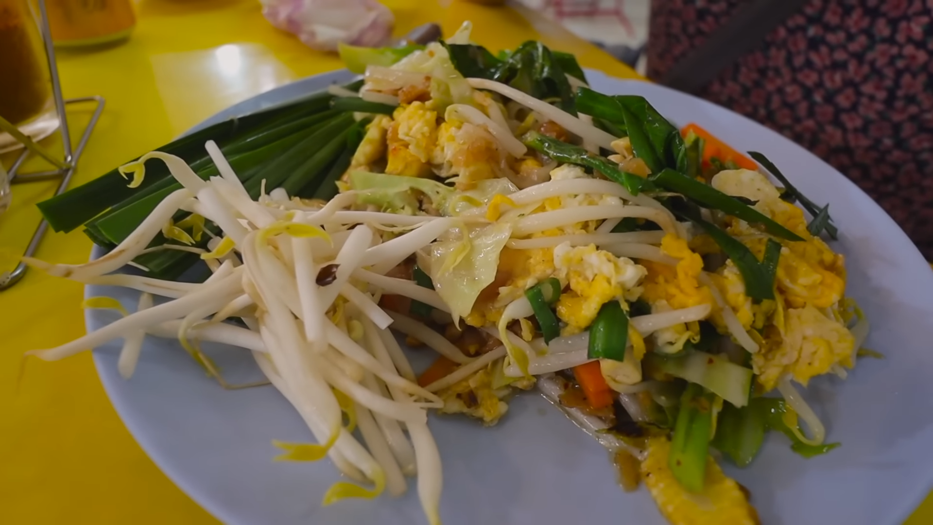 Thailand's BEST STREET FOOD! Where to EAT and what to try in BANGKOK