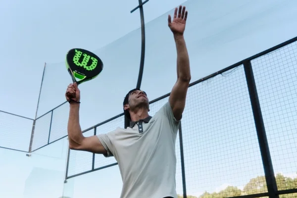 Jugador de pádel celebrando en la cancha