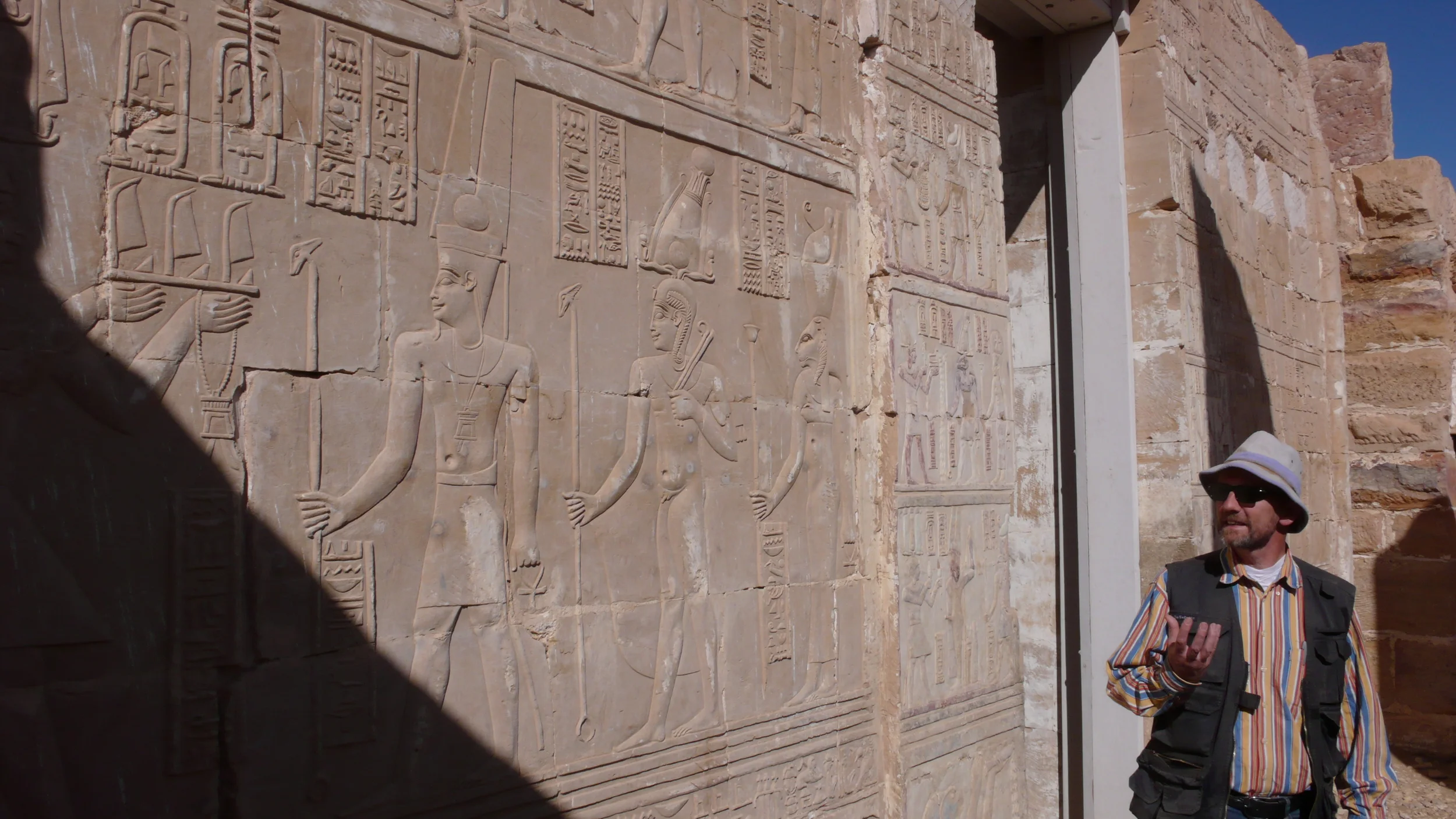 Kaper at Deir el-Hagar temple Dakhla.JPG
