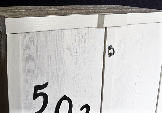 What the box looks like when the Hasp is hidden in the lid.