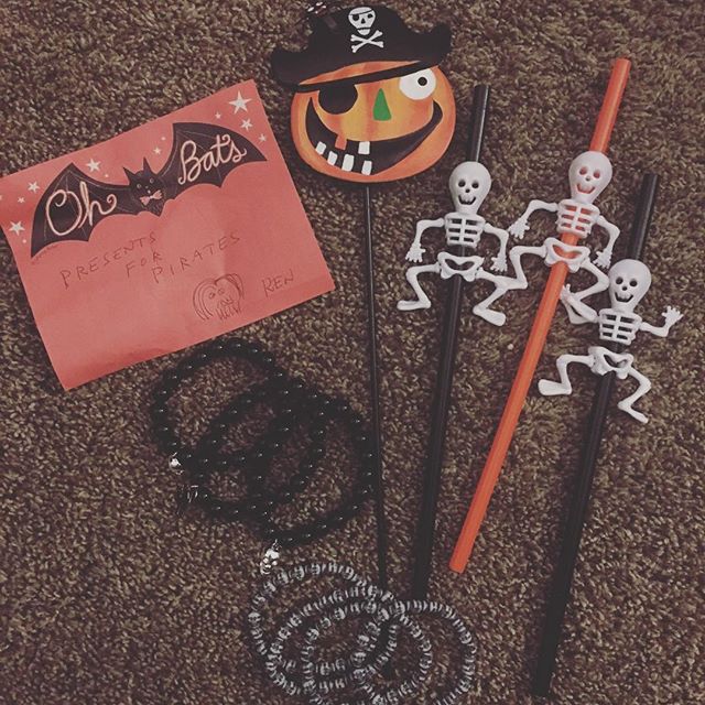 #kenthemailman isn't even our mailman anymore but I found this bag of Halloween goodies on the porch when we came home today! Man, that guy is just the best!! 😍💌📬 #usps #snailmail #sendmoremail #penpals #sendlovesendletters