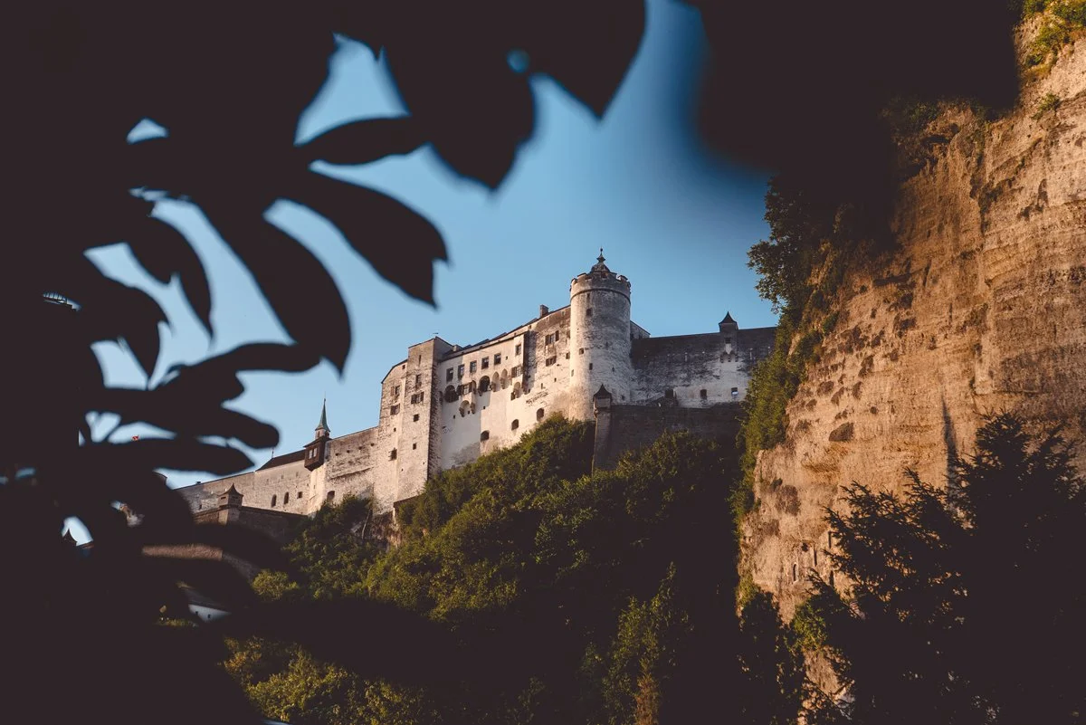 Morning-photo-walk-with-leica-dlux-8-in-Salzburg-Old-Town