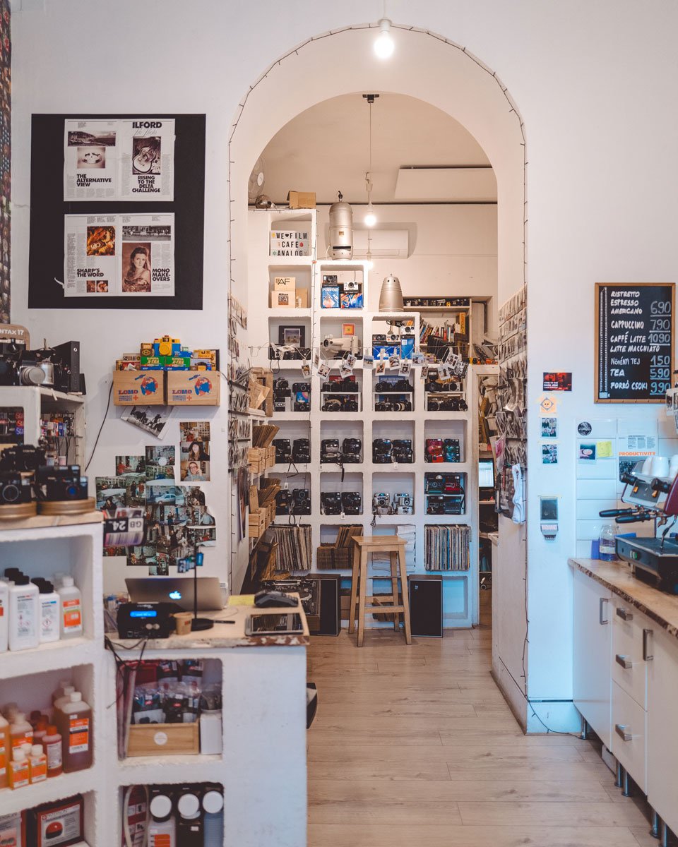 The-best-film-photography-shops-in-Europe_Café-Analog