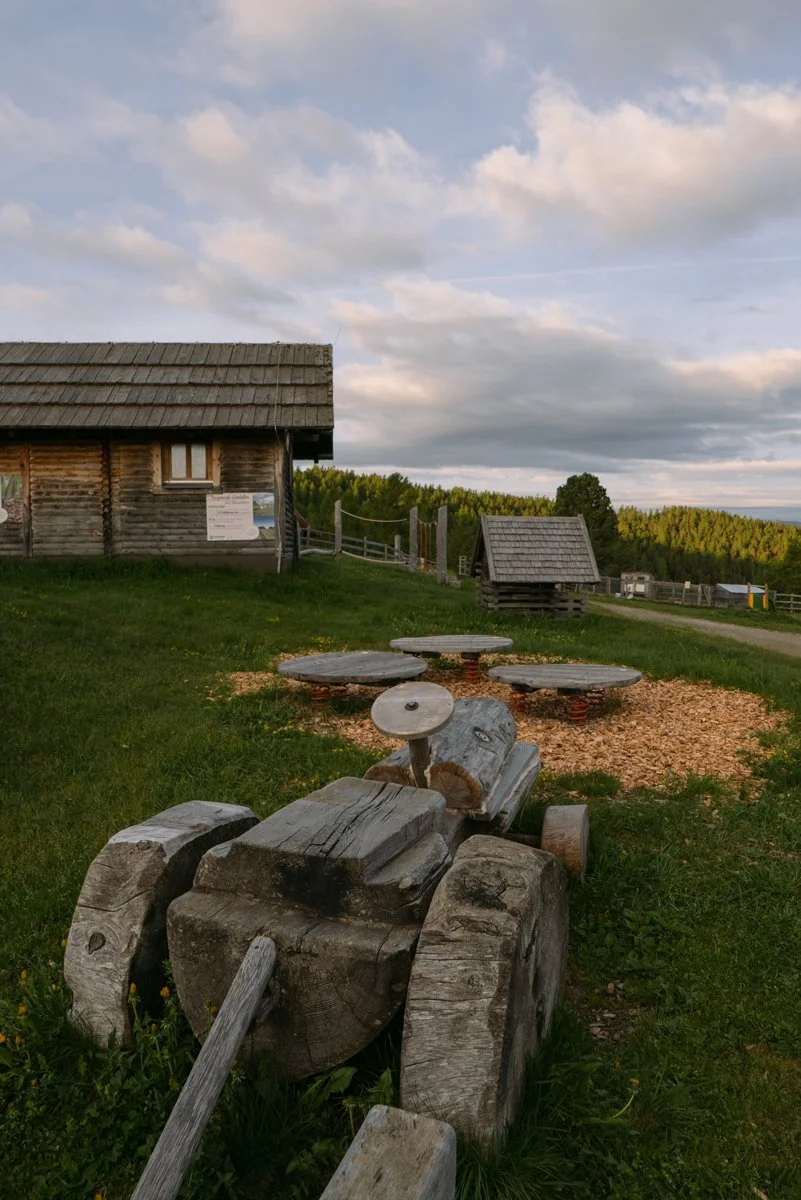 Nockberge-Spielplatz_Hiasl-Zirbenhütte