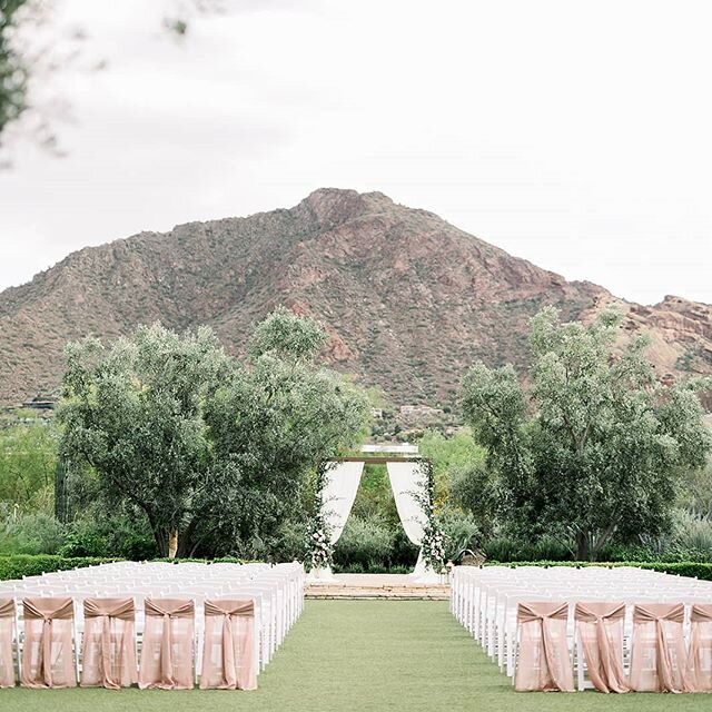 Love this pretty view and sweet touch of color to soften up the ceremony edges and frame our bride and groom perfectly!