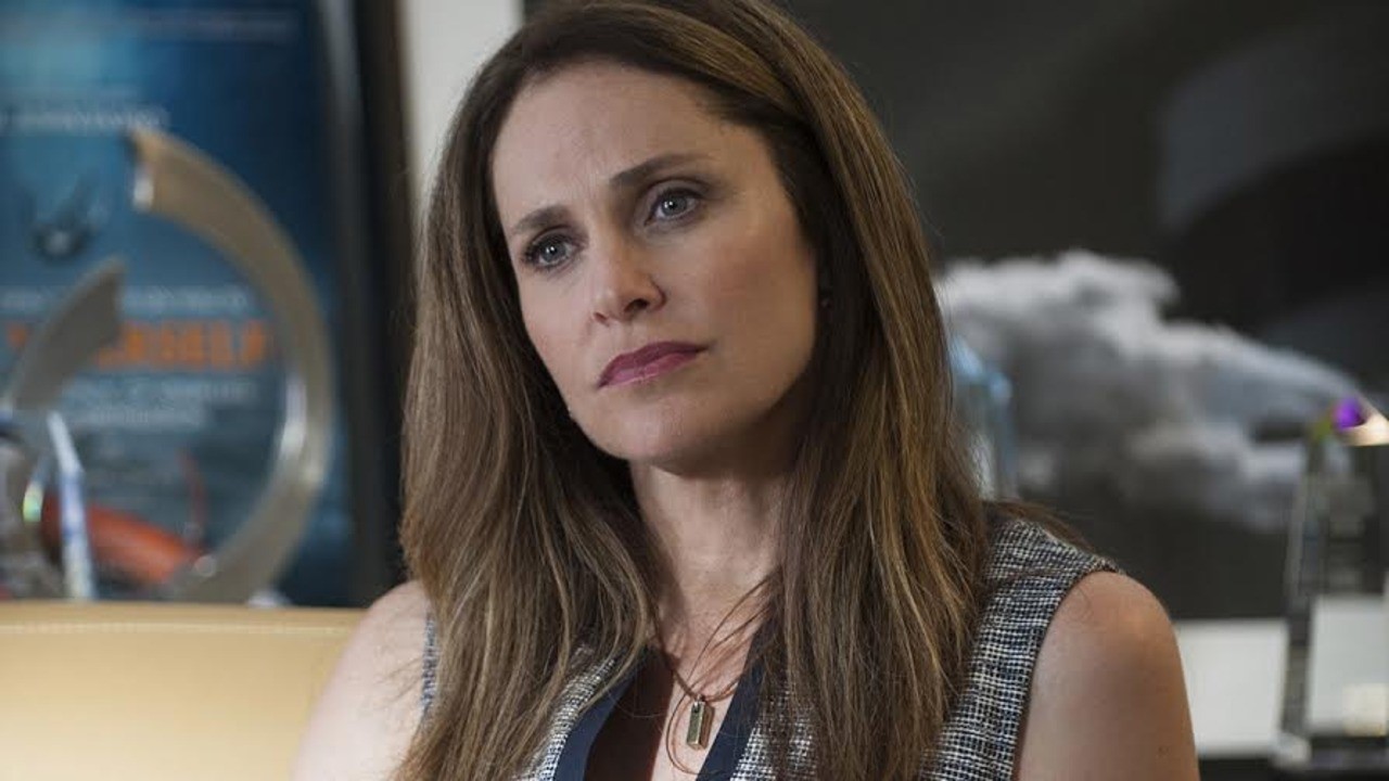 Amy Brenneman as Laurie Garvey