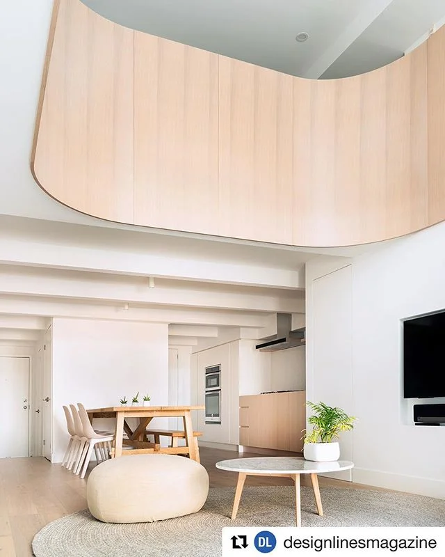 What a pleasure to be part of this sophisticated and challenging build, we built all the millwork in this incredible space including the curves and kitchen. Custom stained and shaded white oak with 10 sheen post cat.
#Repost @designlinesmagazine (@get_repost)
・・・
For an east end loft, @studioac_architecture crafted a striking 7.8-metre-long curved white oak balcony that embraces the majestic double-height living room. “Curving it was really about emphasizing the space, and creating something soft and iconic,” says co-founder Andrew Hill. Read about this sunshine-filled home through the link in our profile 🌀☀️ Photo by Jeremie Warshafsky