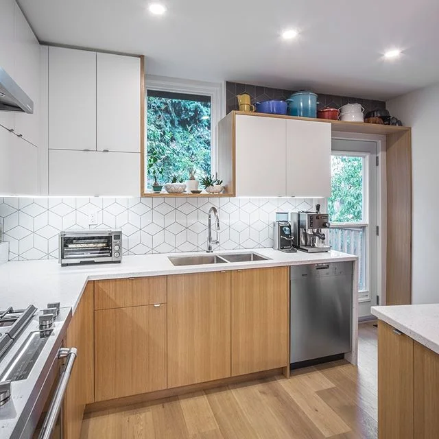A super fun yet simple and functional kitchen we built for @plantarchitectinc last year. There was so much millwork in this place, we just got the pictures so I’ll post throughout the week. #custominteriors #customcabinets #customkitchen #kitchen #kitchendesign #interiordesign #architecture #millwork #madeincanada #woodstudio #customkitchentoronto #toronto #torontokitchencabinets #custommillwork #interiors #whiteoak #cc40