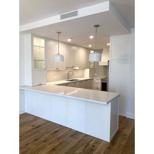 A nice little kitchen we just finished up.
•Builder @bhc_solutions •Designed by @laura_stein_interiors •Oxford White @benjaminmoore •Sprayed by the magician @sfrcustomdesigns •Hardware all @blum_inc @blumaustralia
#kitchen #customkitchen #millwork #fineinteriors #interiordesign #cabinets