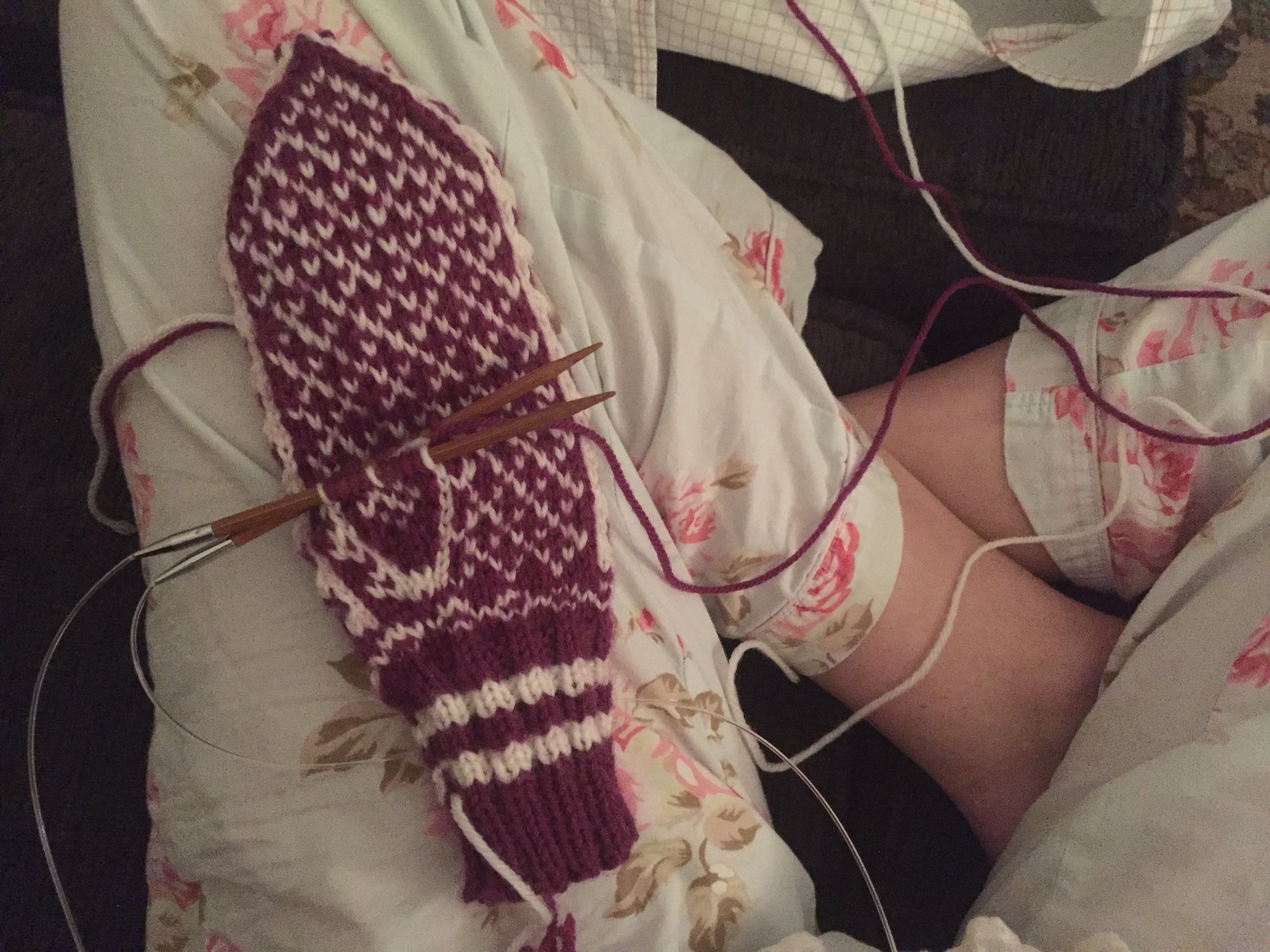 I came home, put on my jammers, and finished the mitten!