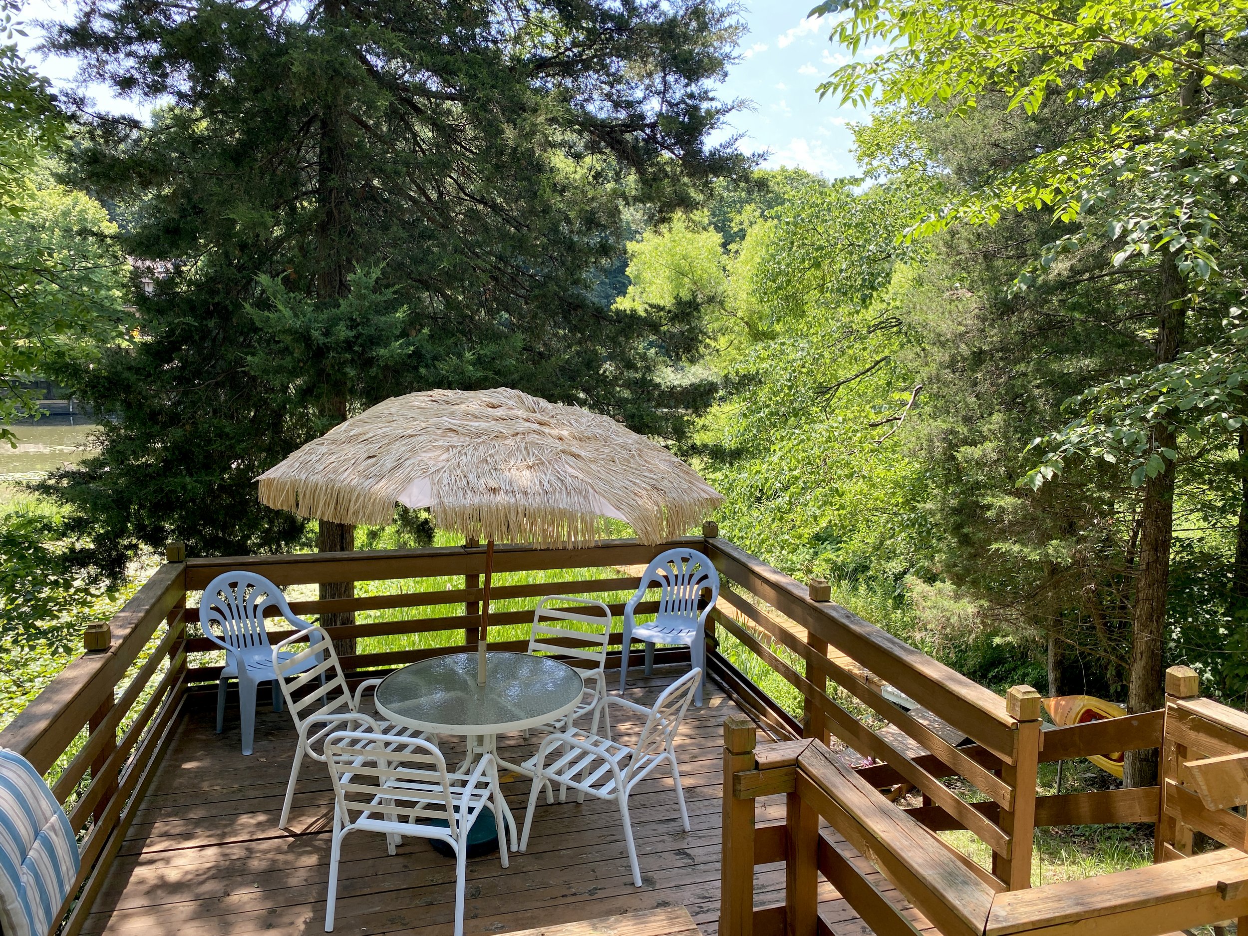  Seating area on our dock with a covered umbrella and table to dine at with a view of the river. Can play games with kids and have fun with friends. Open an umbrella and simply relax and enjoy the quiet day. 