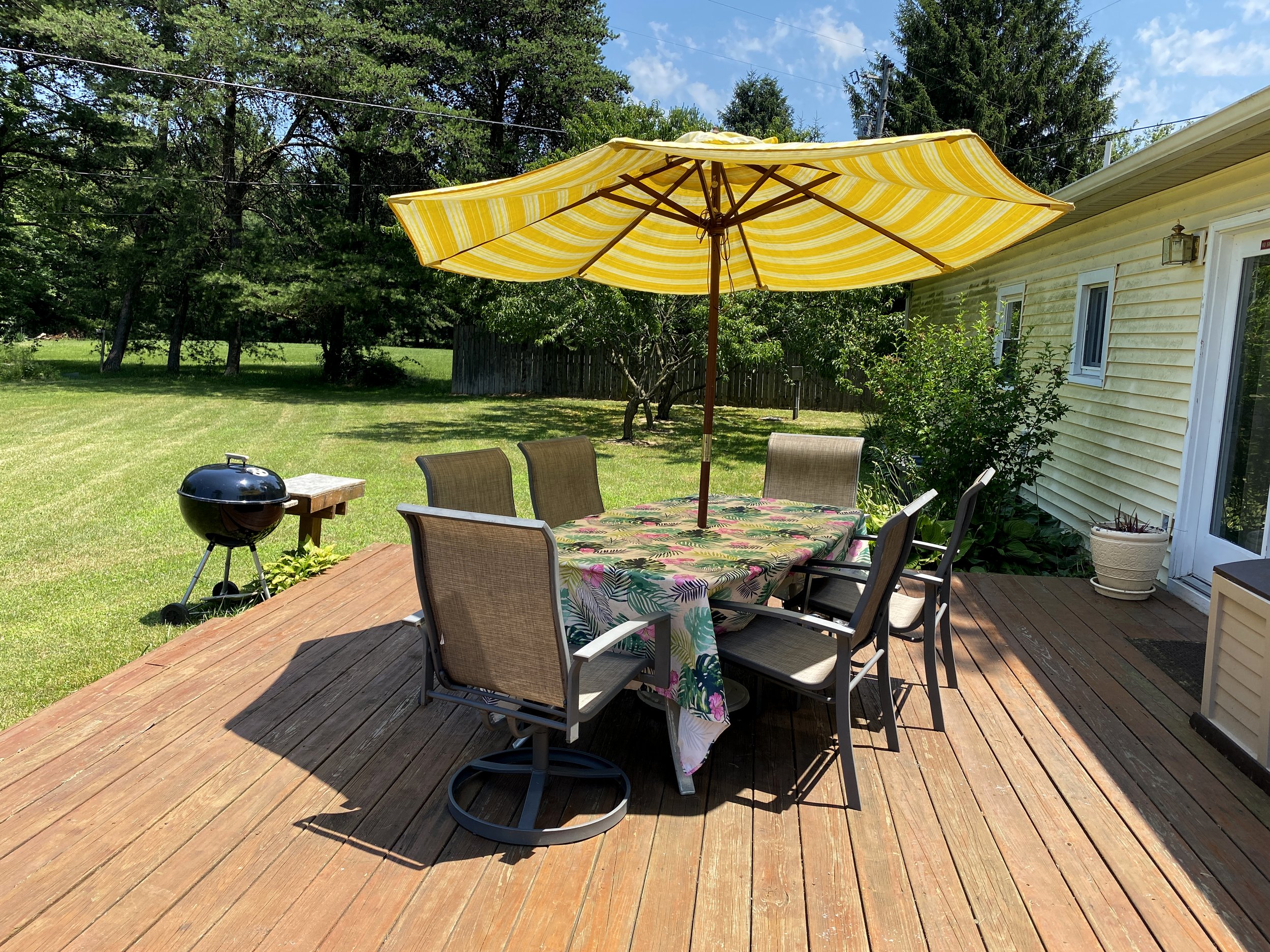  An outdoor dining area with am umbrella covering plus a BBQ grill available. Simply bring some charcoals and you are ready to BBQ some hot dogs or burgers or even some tasty veggies. 