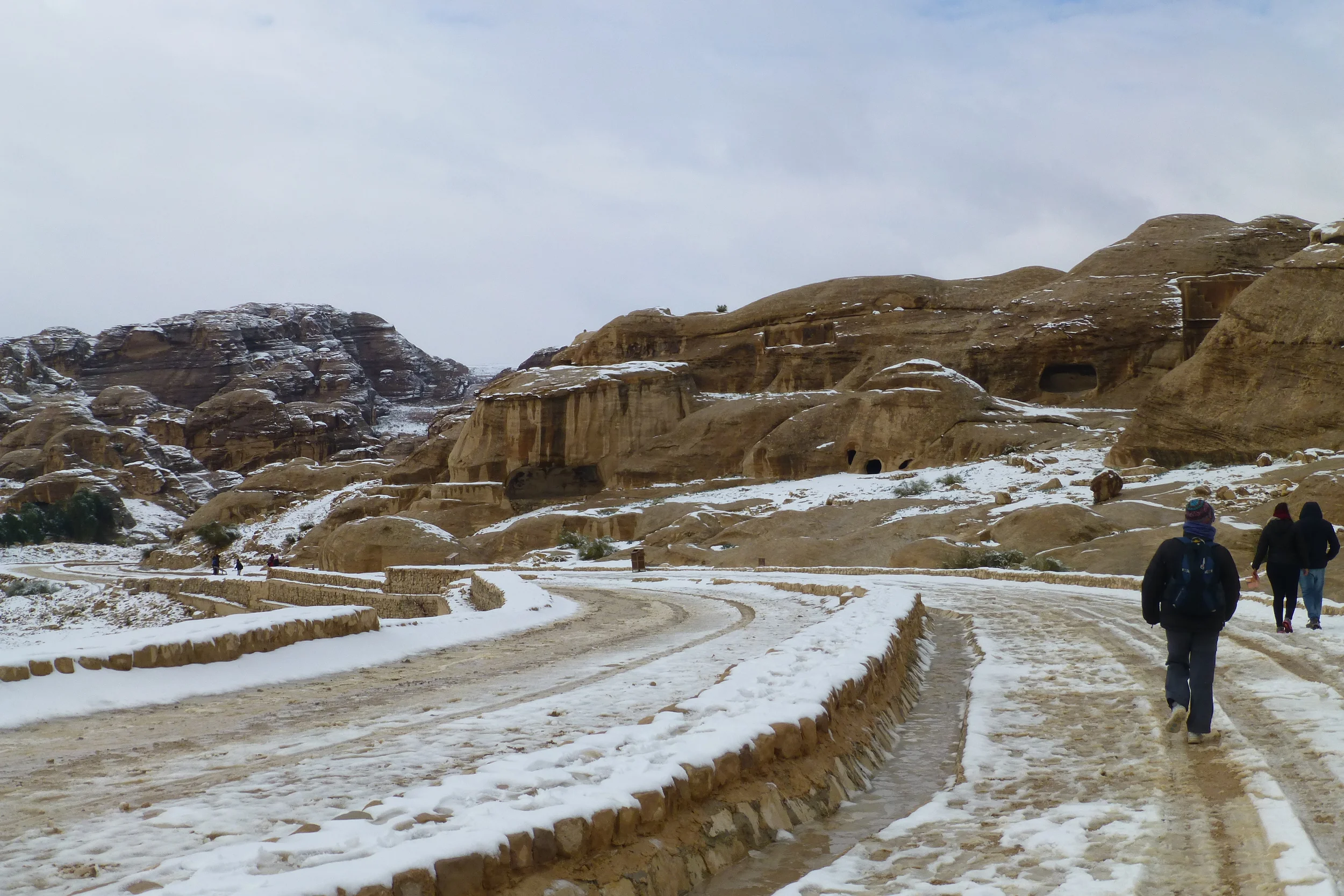 starting the walk into petra
