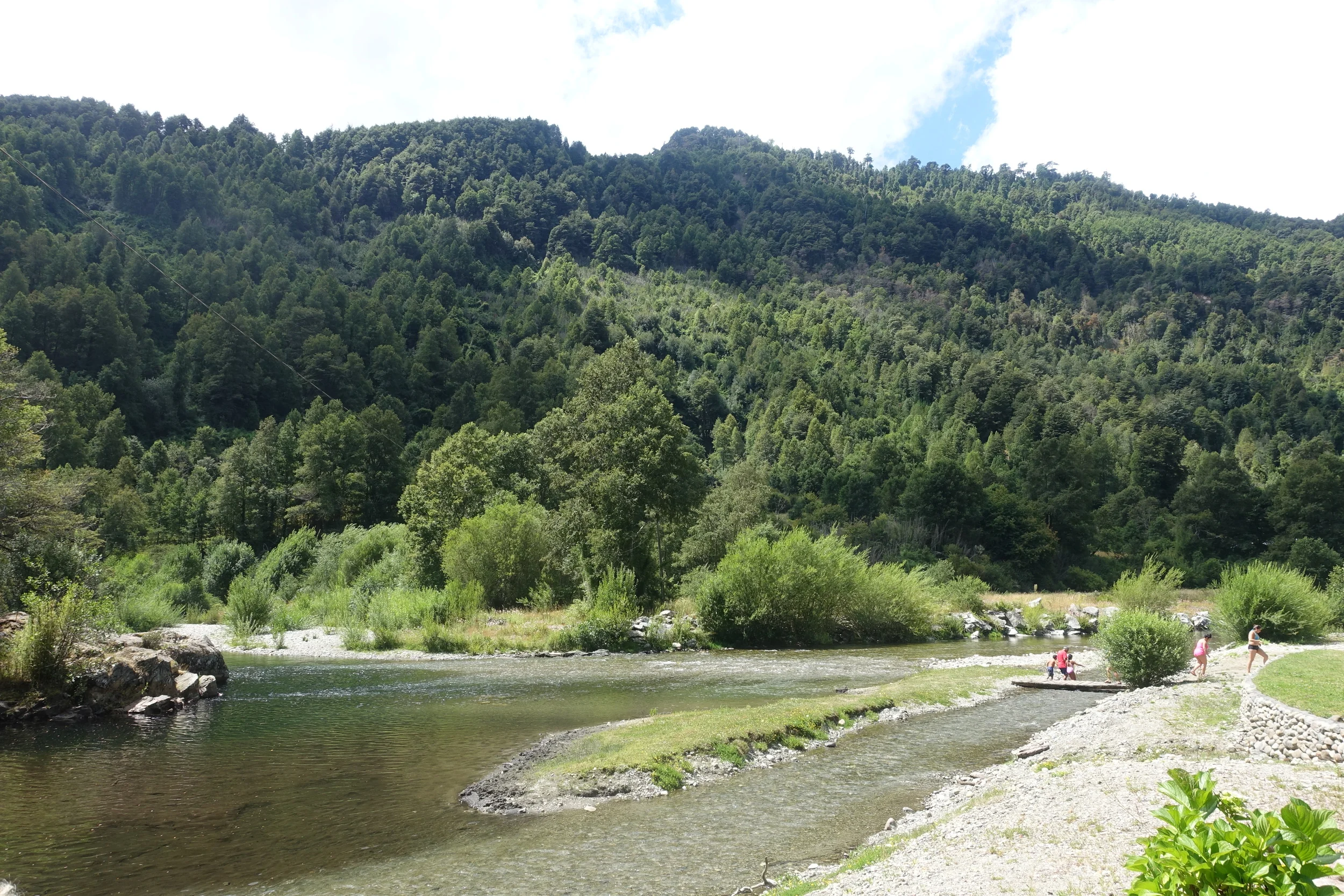 The river setting of Quimey-Co thermal.