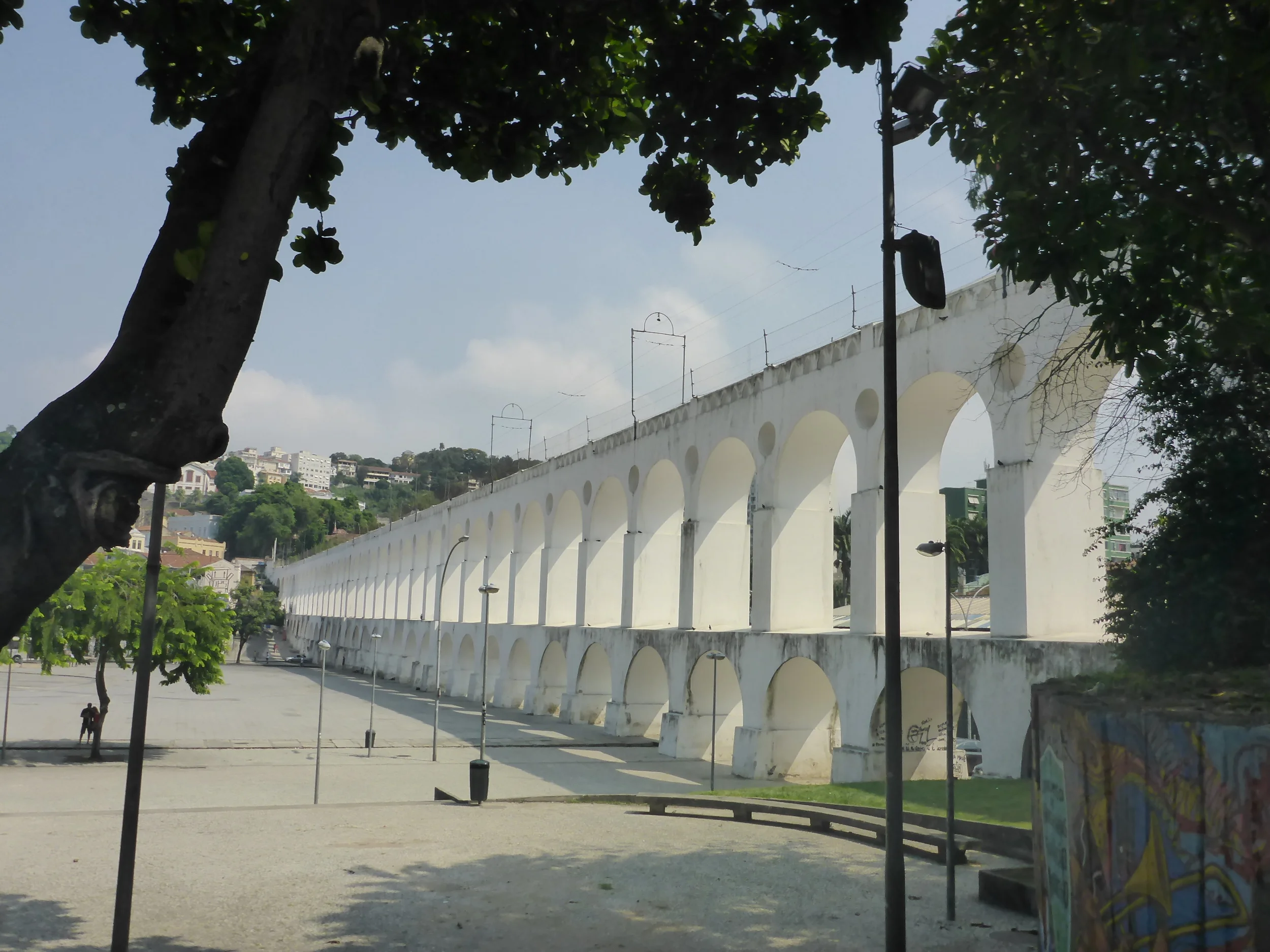 The Bondinho crosses the old aqueduct at the beginning of it's run, which is near to the Selaron steps