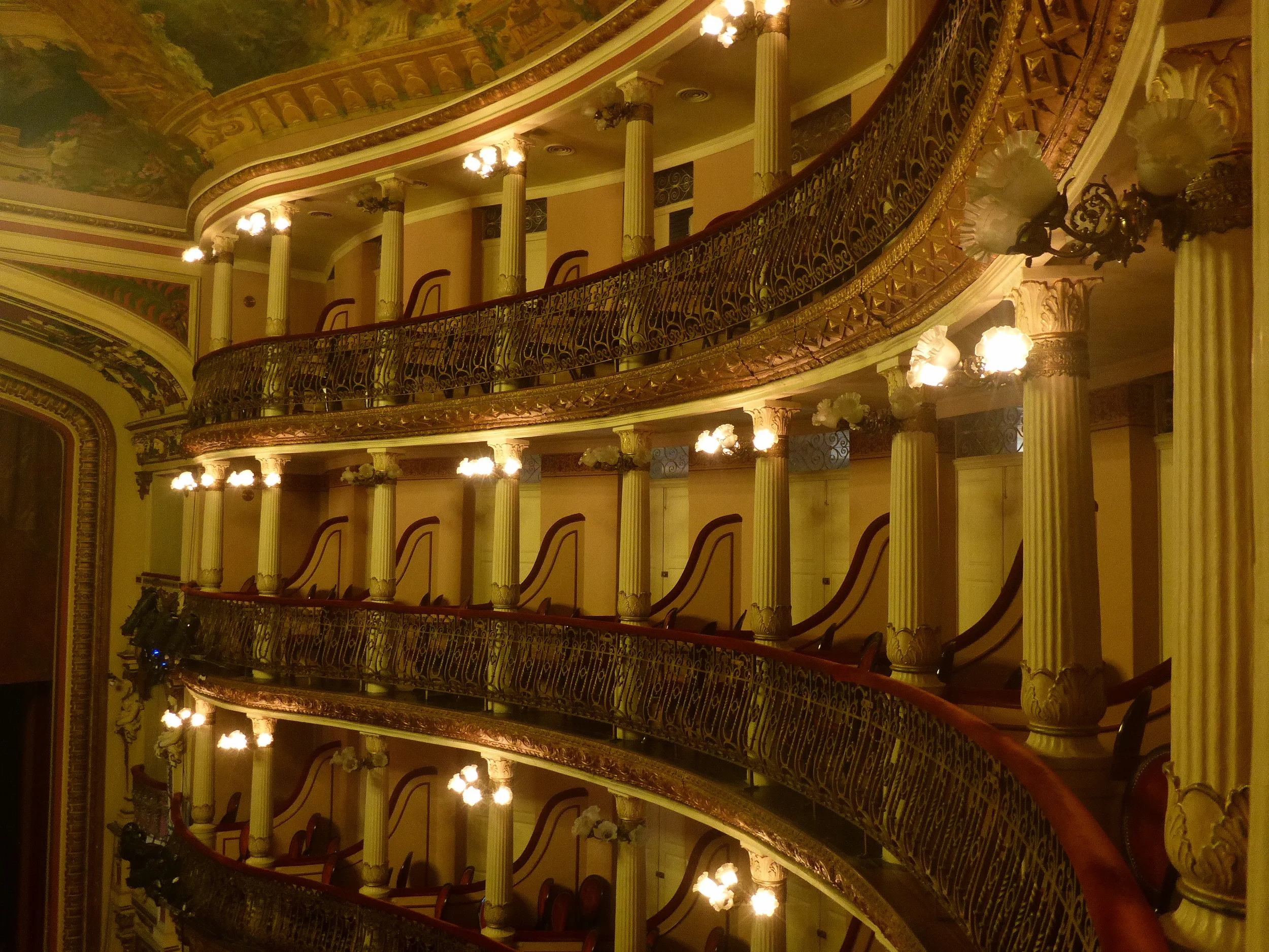 inside teatro amazonas