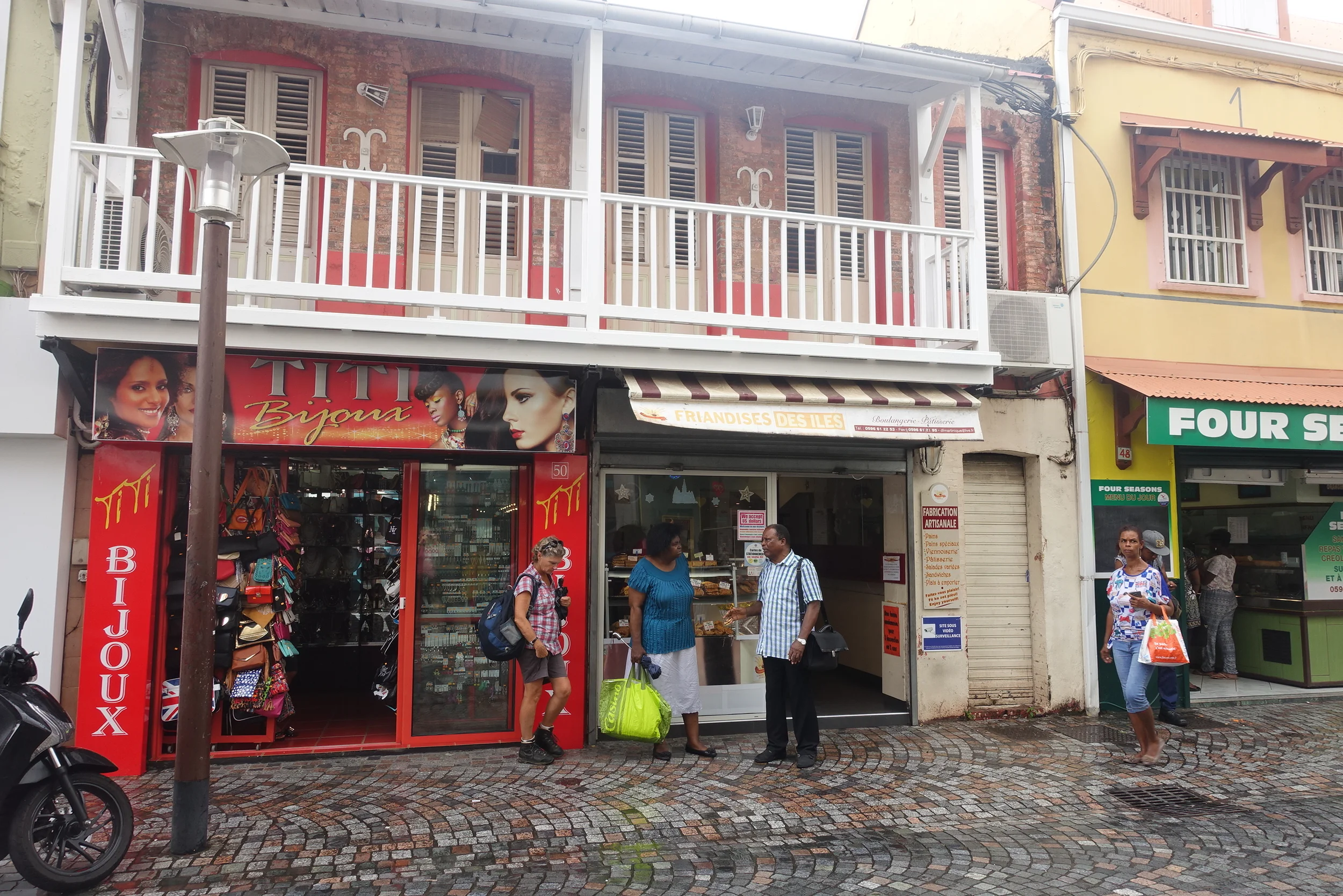 fort de france - Monday morning and the people return