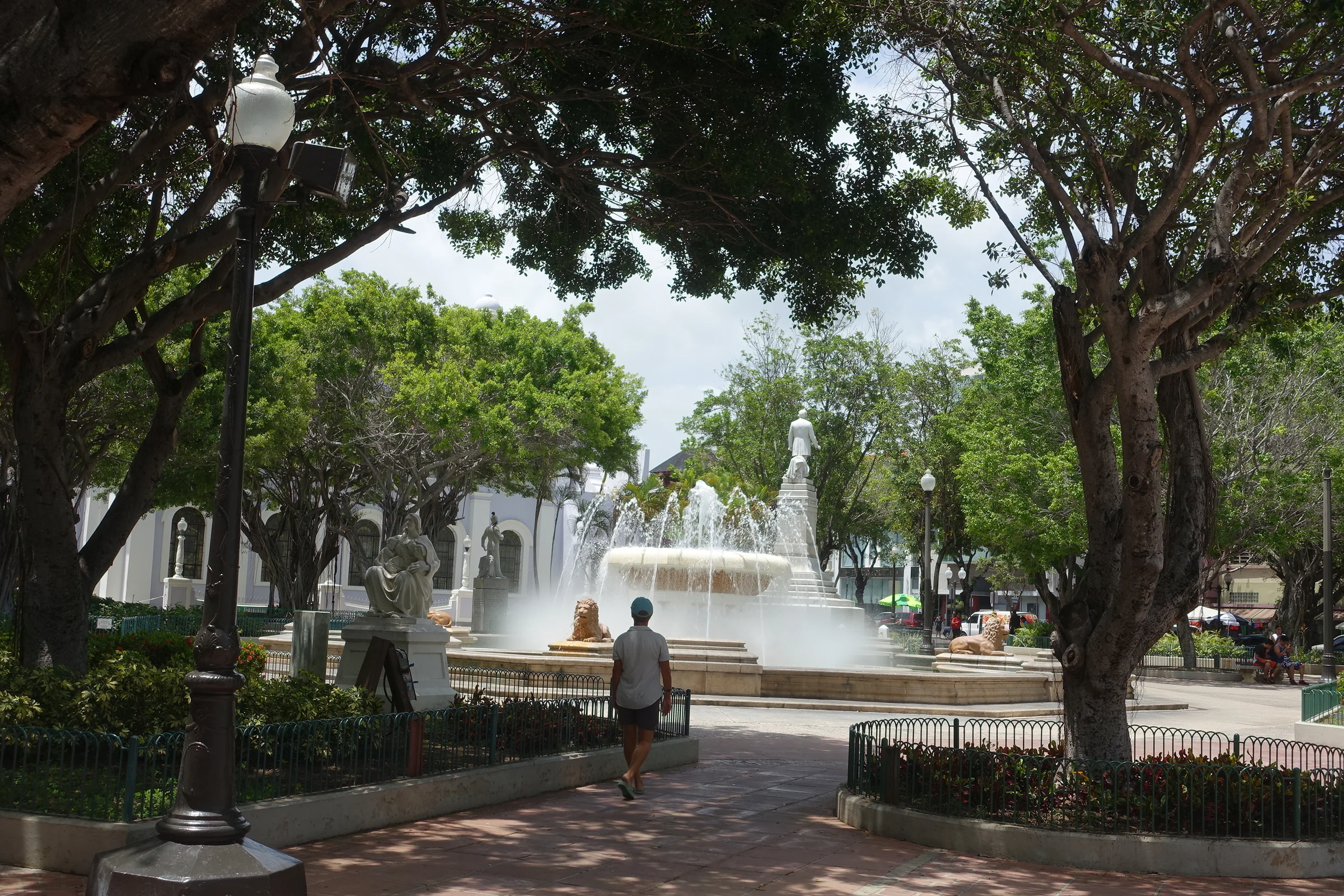 plaza las delicias and fountain (Fuente de los leones)