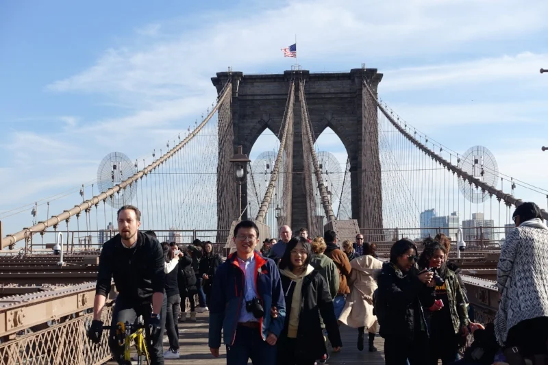 walking the brooklyn bridge
