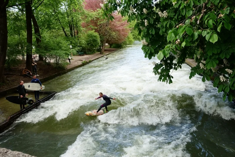 eisbach surfers