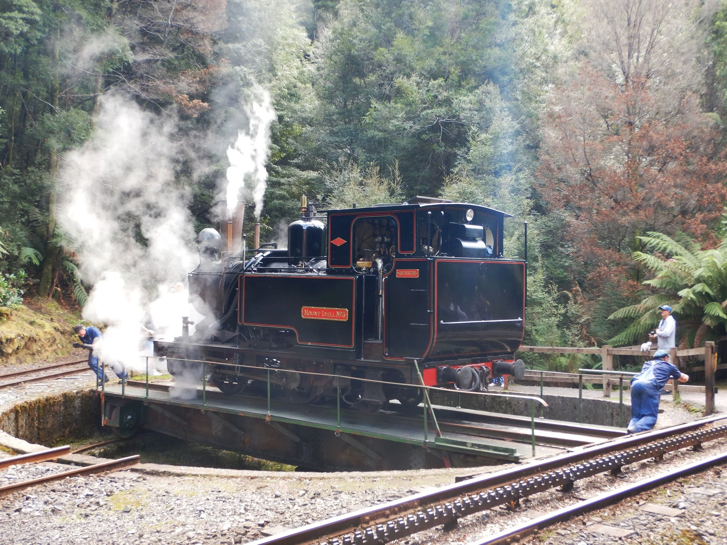 switching the engine around via the turntable at dubbil barril