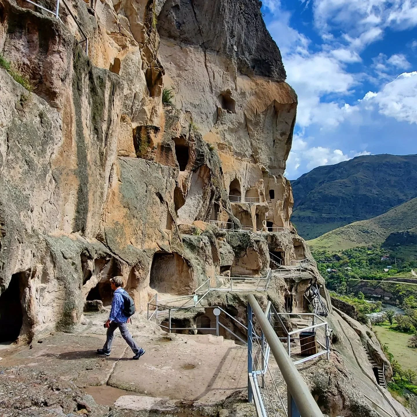 The amazing 12th century cave city/monastery  of Vardzia. Easy to lose a couple of hours exploring the many rooms and chambers. Plus a shot of Khertvisi Fortress (10th to 14th century ).

#georgia #vardzia #monastery #cavechurches #12thcentury #boome