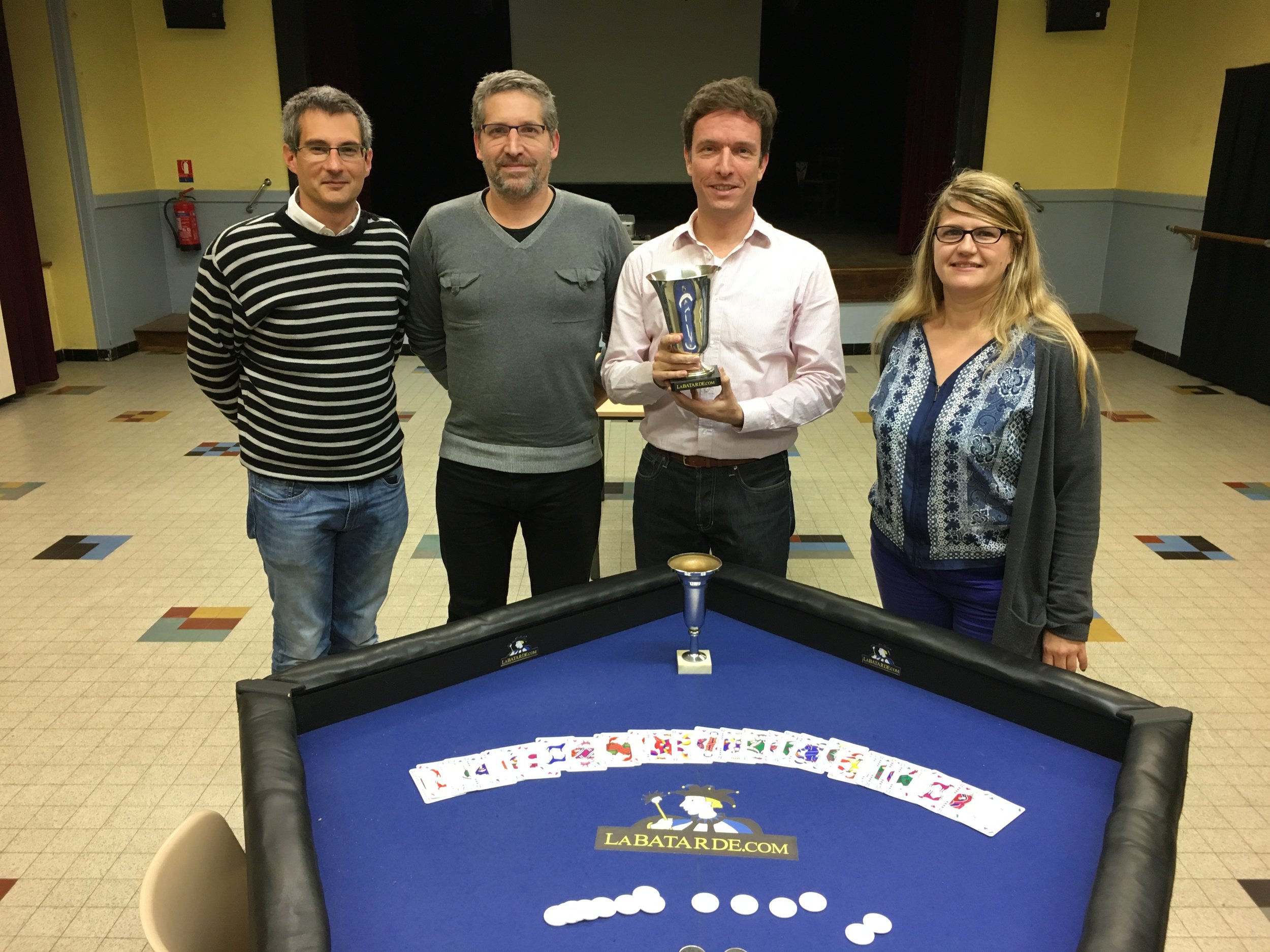 Voici les quatre finalistes, de gauche à droite: Antoine qui fini à la quatrième place après avoir réalisé l'exploit lors de sa demi-finale de finir la partie avec le score parfait de 0 face à Ericka, Pierre-Louis et Vrginie. Mathieu , Champion du Monde 2001, qui fini second et qui passe donc de peu à côté d'un doublé historique. Guillaume , le nouveau Champion du monde, qui signe une victoire claire et nette! Cécile est médaille de bronze à la troisième place et ne sera pas la première femme à remporter ce championnat, du moins pas cette année, mais peut-être dans 3 ans, en 2019, lors des prochains championnats du monde !