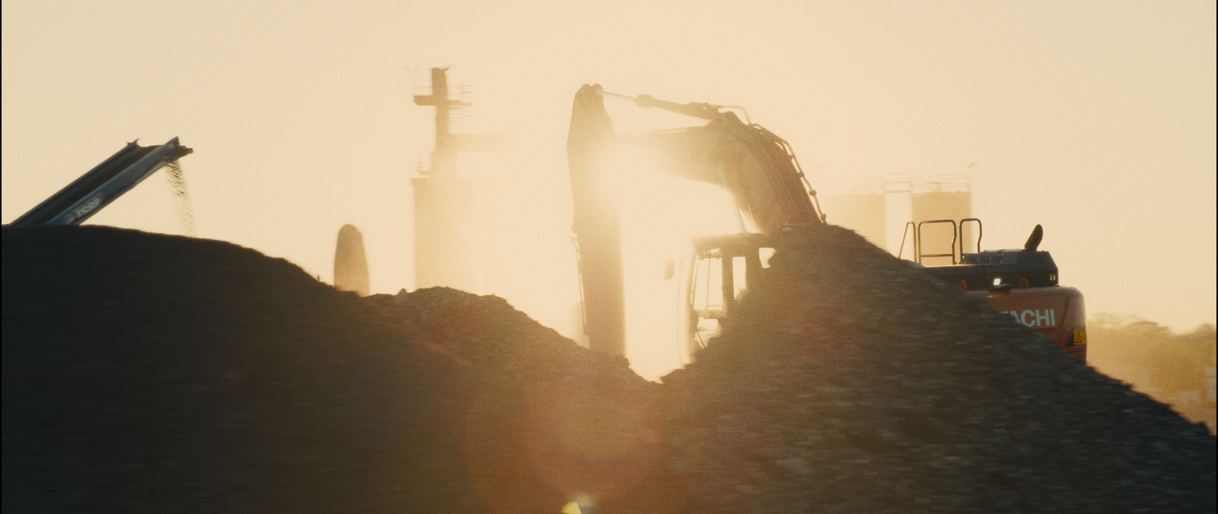 HITACHI_30_BOBCAT_250918_Conform.00_00_26_08.Still041.png