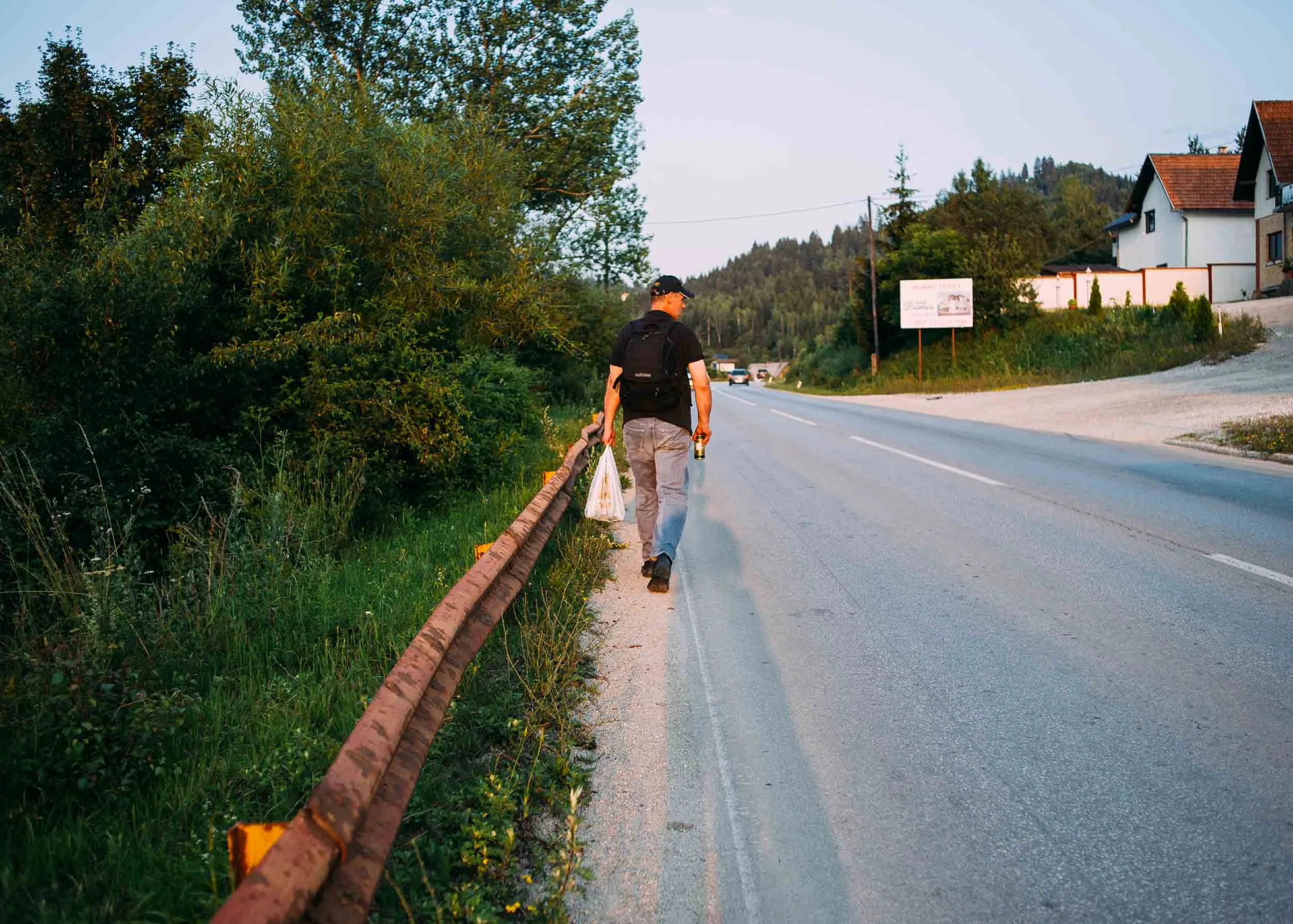 Walking the short distance from the bus stop to the house, Andrej constantly looks around him. He explains that the people there know that he is from Sarajevo and that in their former lives, they would have viewed each other as enemies.
