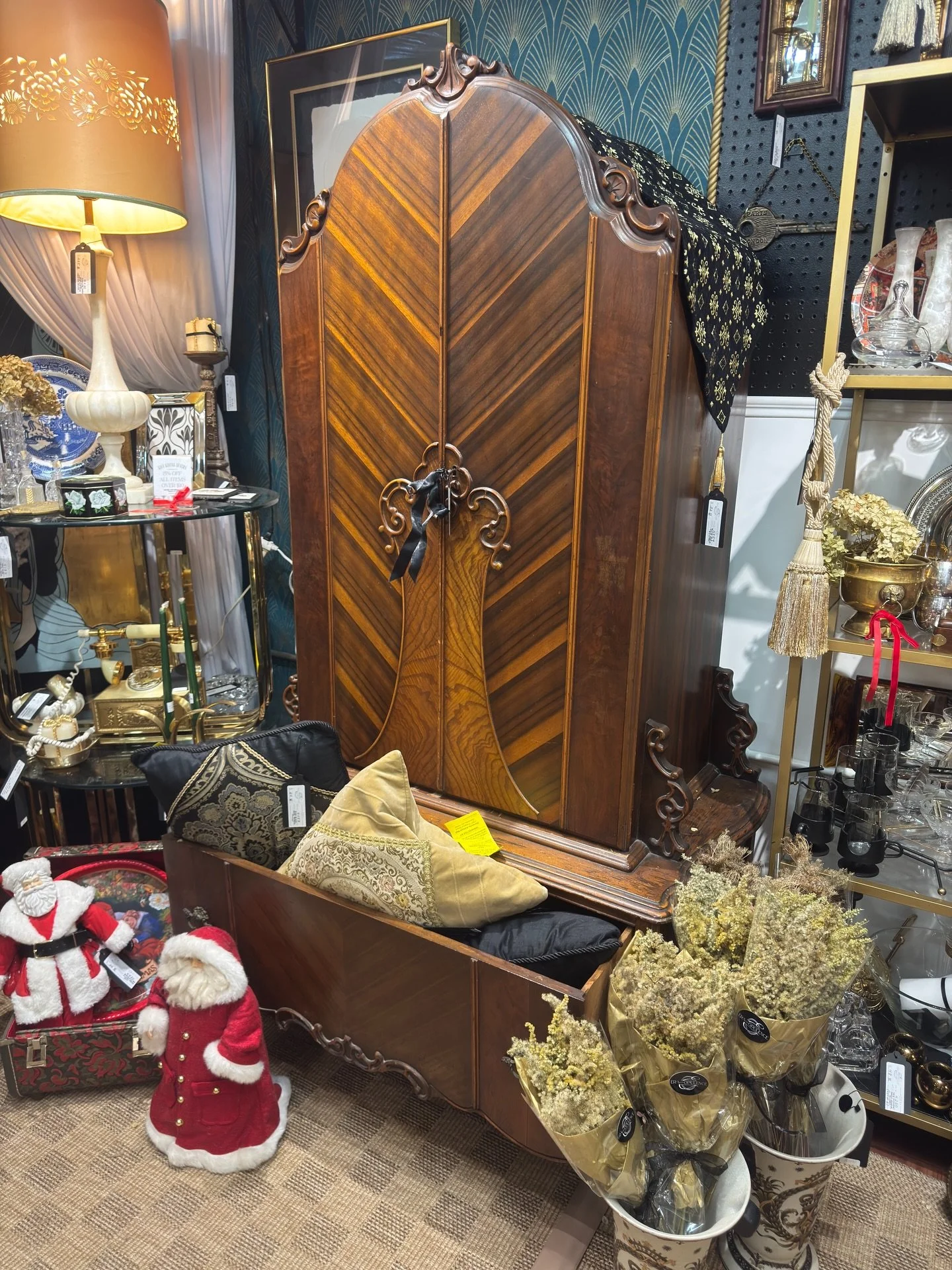 The sun is out melting away all that ice from last night making it a perfect day to come out and do some antique shopping! 
OPEN Saturday&rsquo;s 10-6!

#antiquing #antiques #primitive #vintage #midcenturymodern