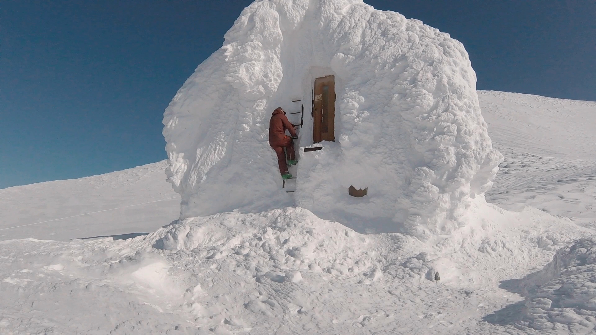 The hut, located just a couple more switchbacks away from the summit.