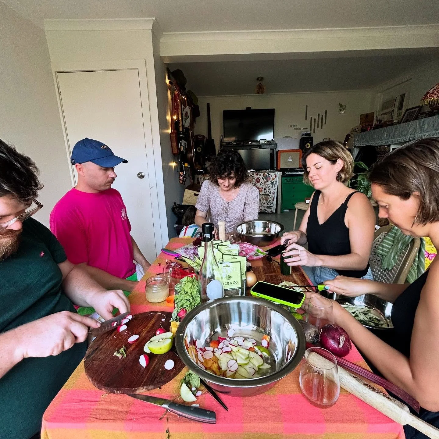 Fizzy fizzy friends 🫙 🫧 🥬 
~~~~~ my upcoming session at @bankstownartscentre exploring 🦠 CONTAMINATION through SALTY JARS 🦠 is almost sold out!!! 🎫 

Part ferment lesson~ part philosophical enquiry ~ part collective knowledge sharing ~~~~ the e