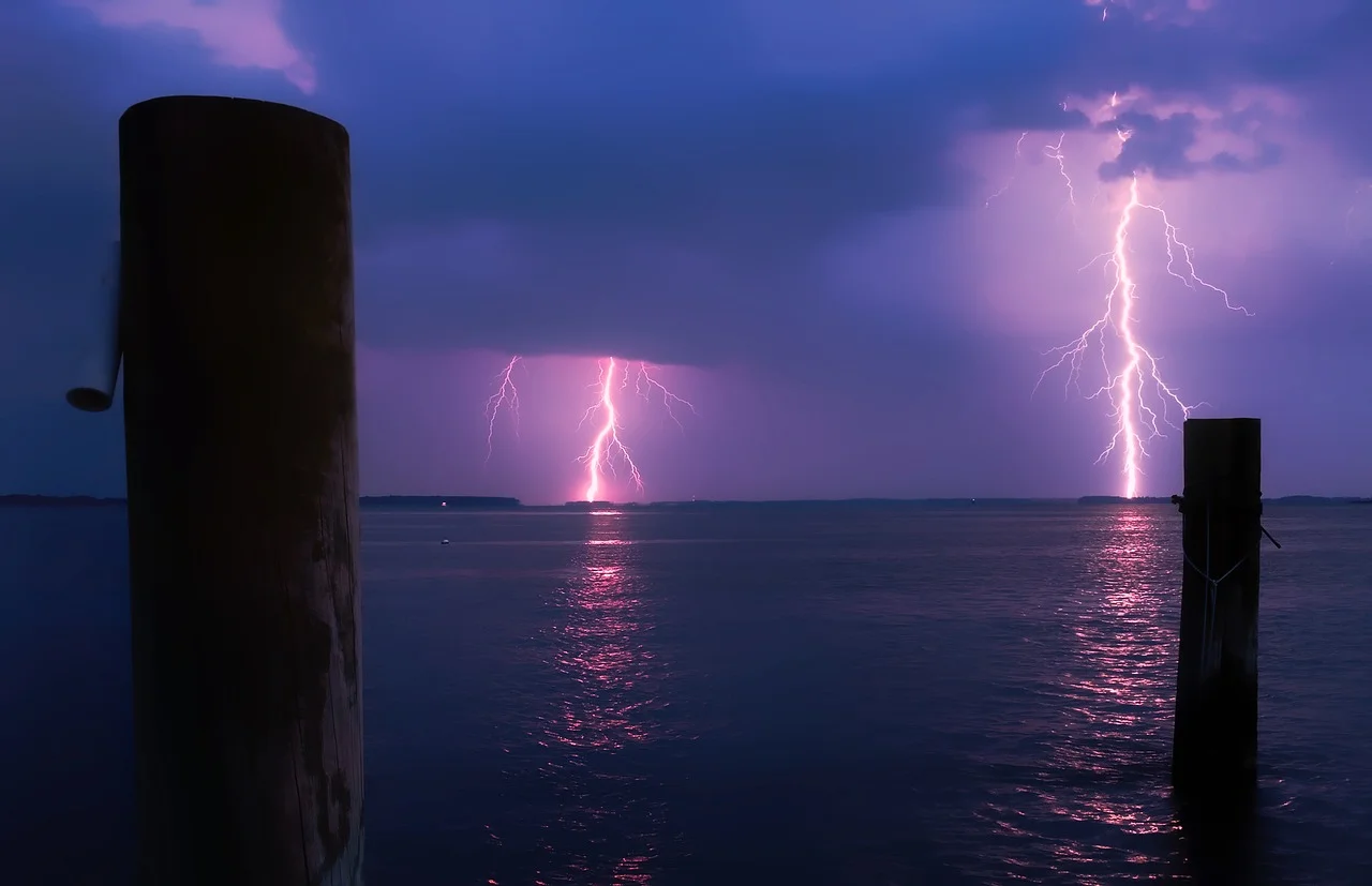 Lightning over Water_1280.jpg