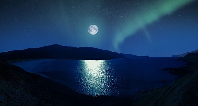 Full Moon and Aurora_640.jpg