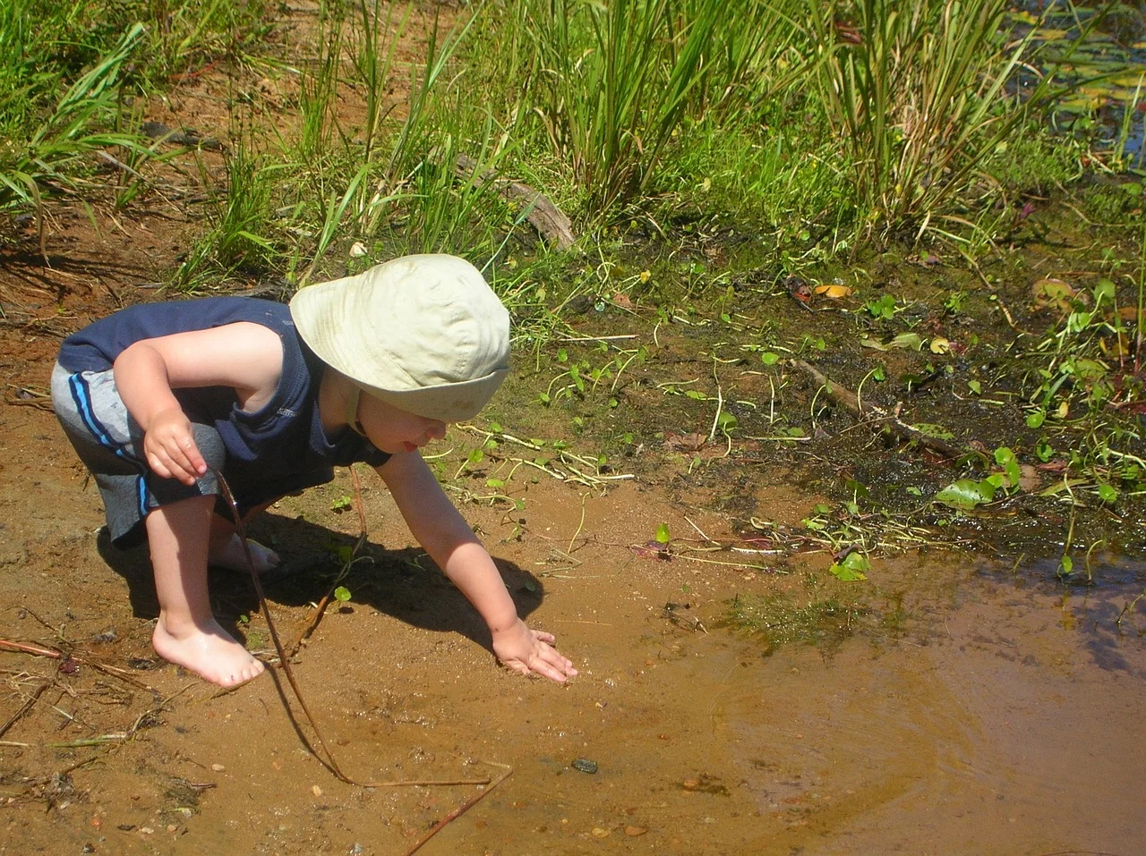 Child playing in mud_1280.jpg