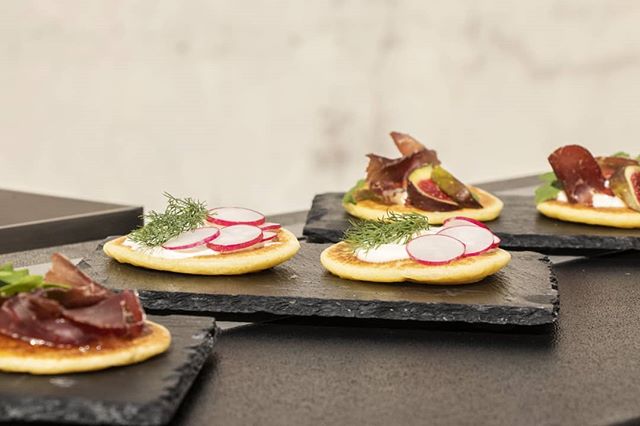 Les Blinis pr&eacute;par&eacute;s sur l'instant 🍴
Nos blinis sont cuits sur l'instant devant vos convives et servis &agrave; la demande. Ils pourront ensuite &ecirc;tre agr&eacute;ment&eacute;s selon les envies de chacun !
.
.
.
.
.
.
.
.
.
.
#LeFoo