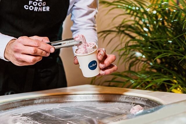 iceRoll continue de vous régaler ! Faites appel à @lefoodcorner pour profiter de délicieuses crèmes glacées roulées cet été ! ☀️🌀
.
.
.
📷 : @rsebastopolis 🧑&zwj;🍳 : @lefoodcorner 
#iceroll #myiceroll #icecream #rolledicecream #icecreamrol