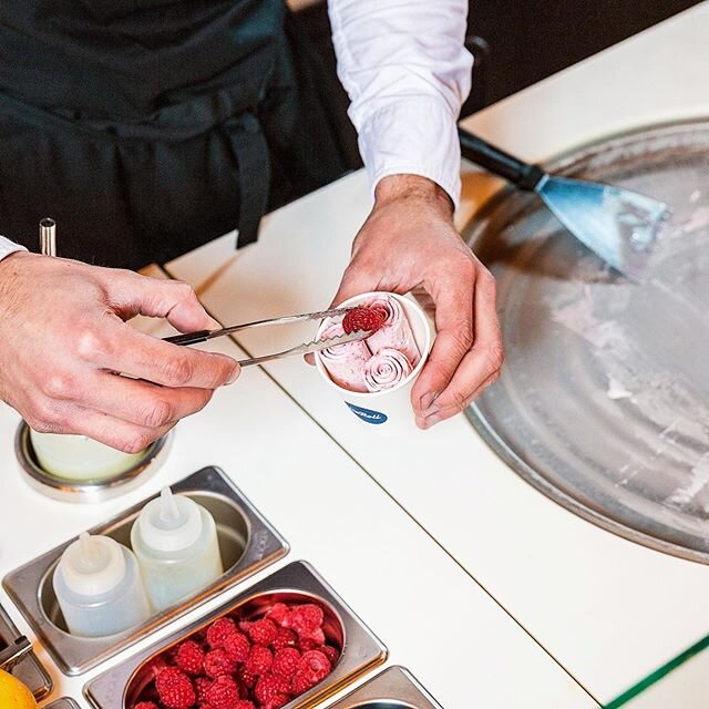 Savourez une délicieuse iceRoll framboise pour appeler l&rsquo;été à s&rsquo;inviter dans votre jardin ! 😎 .  Rendez vous sur @lefoodcorner pour en savoir plus sur notre offre événementielle ! .
.
📷 : @rsebastopolis .
.

#iceroll #myiceroll #